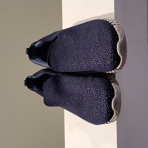 Women's size 8 sketchers air cooled  goga mat